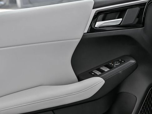 New 2025 Mitsubishi Outlander SE image 11