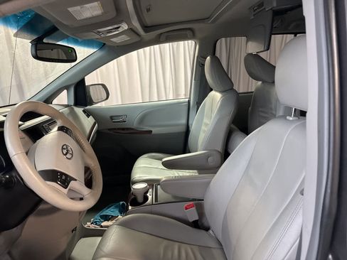 Used 2014 Toyota Sienna XLE image 18