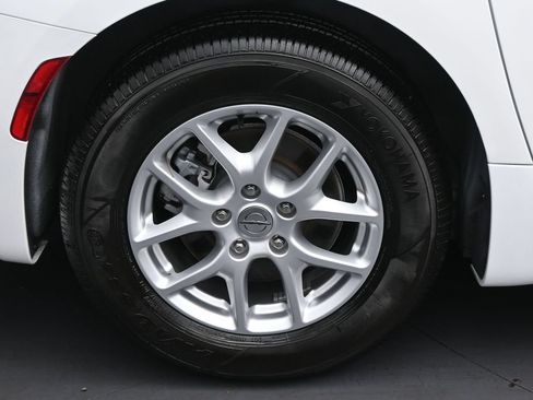 Used 2023 Chrysler Voyager LX FWD image 10