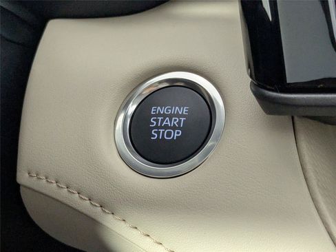 Used 2025 Toyota Highlander XLE FWD image 20
