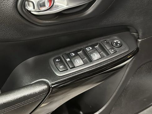 Used 2020 Jeep Cherokee Latitude Plus AWD/4WD image 24