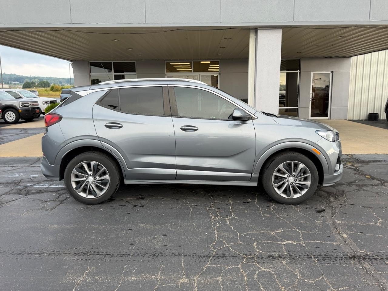 Used 2022 Buick Encore GX Select w/ Sport Touring Package FWD image 2