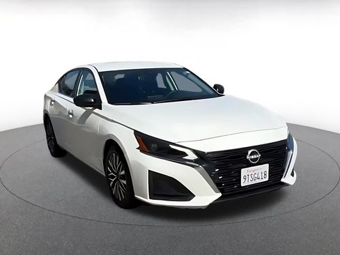 Used 2025 Nissan Altima 2.5 SV FWD image 3