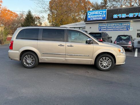 Used 2014 Chrysler Town & Country Touring-L w/ Driver Convenience Group image 6
