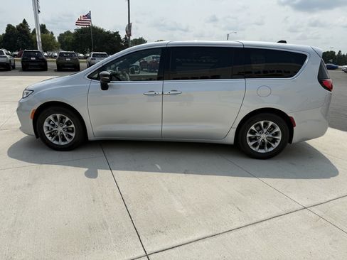 Used 2026 Chrysler Pacifica Limited FWD image 5