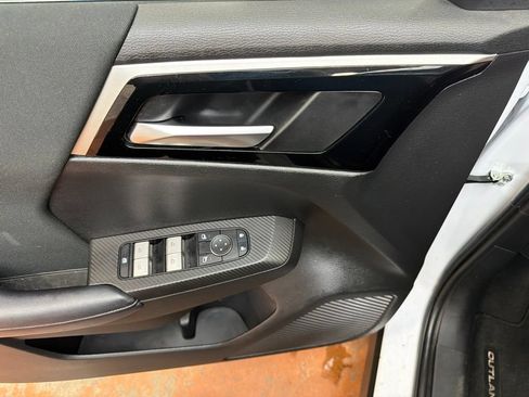 Used 2023 Mitsubishi Outlander ES FWD image 19