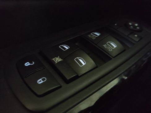Used 2021 Jeep Cherokee Latitude Plus AWD/4WD image 27