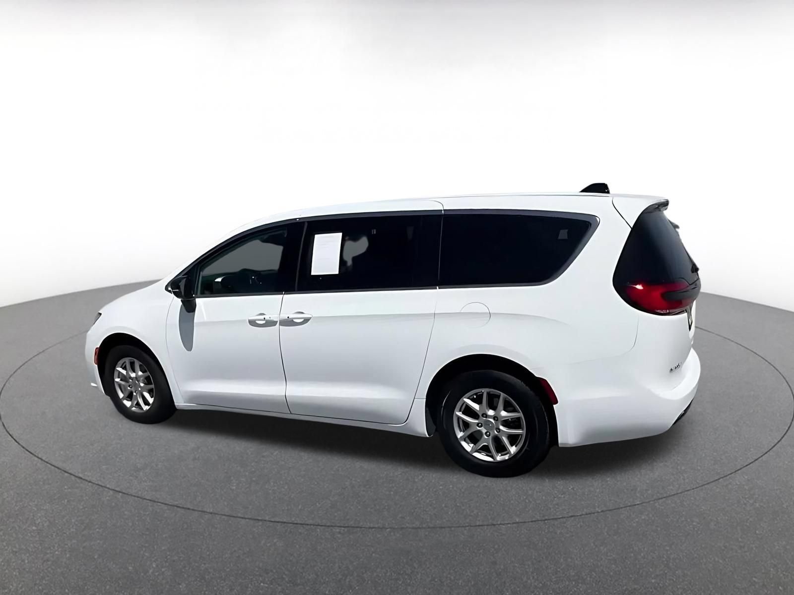 Used 2024 Chrysler Pacifica Touring-L FWD image 8