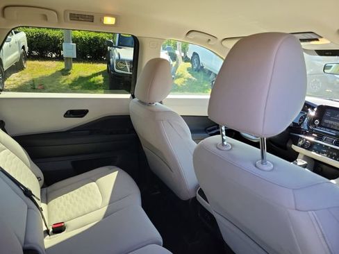 Used 2025 Nissan Pathfinder SV image 30