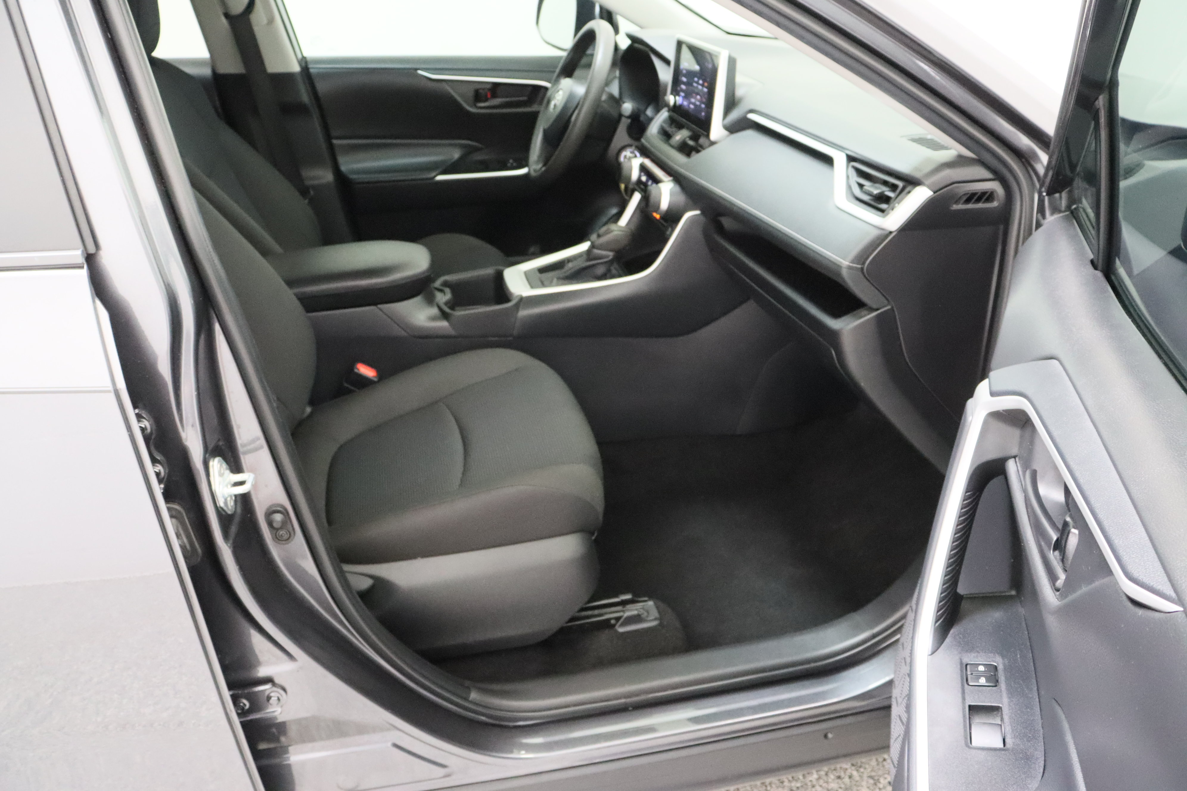 Used 2024 Toyota RAV4 LE FWD image 33