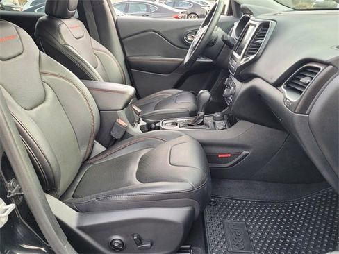Used 2019 Jeep Cherokee Trailhawk image 20