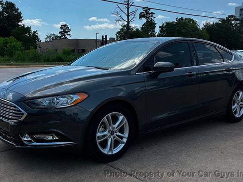 Used 2018 Ford Fusion SE w/ Fusion SE Technology Package FWD image 12