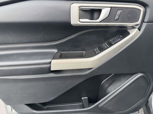 Used 2022 Ford Explorer XLT image 15