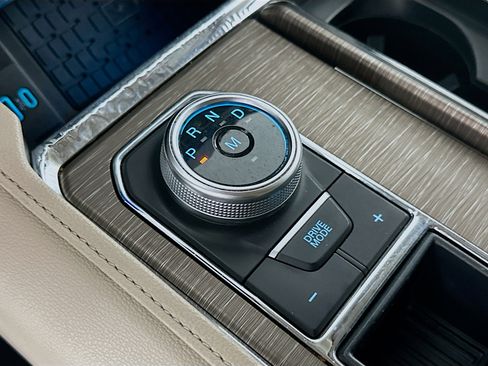 Used 2024 Ford Expedition Limited image 25