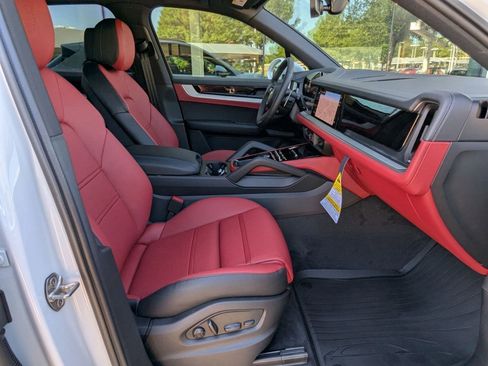 Certified 2025 Porsche Cayenne image 24