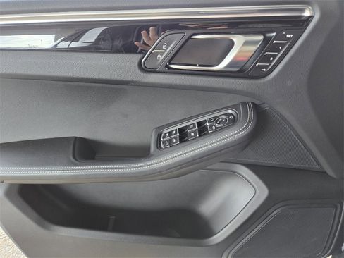 Used 2025 Porsche Macan image 39