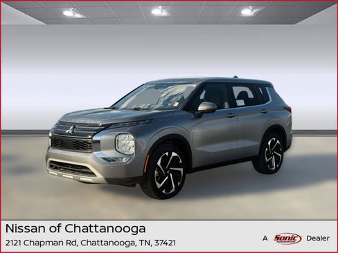 Used 2023 Mitsubishi Outlander SE image 1
