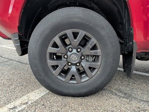 Used 2022 Toyota Tacoma SR5 AWD/4WD image 32
