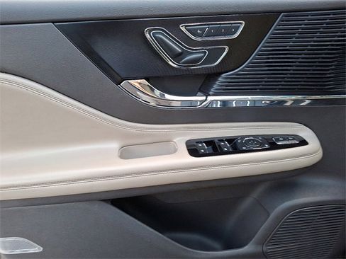 Used 2022 Lincoln Corsair AWD w/ Premium Package image 13