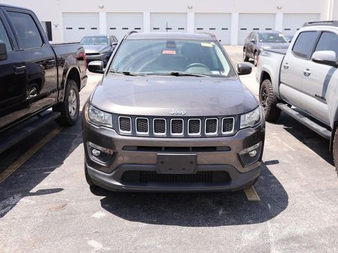 Used 2018 Jeep Compass Latitude w/ Popular Equipment Group AWD/4WD image 3