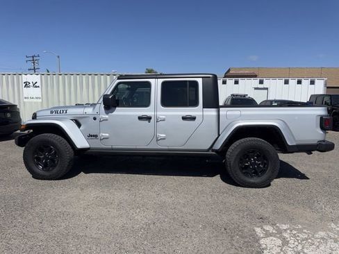 Used 2022 Jeep Gladiator Willys AWD/4WD image 8