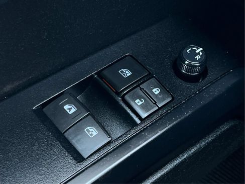 Used 2021 Toyota Tacoma SR AWD/4WD image 39