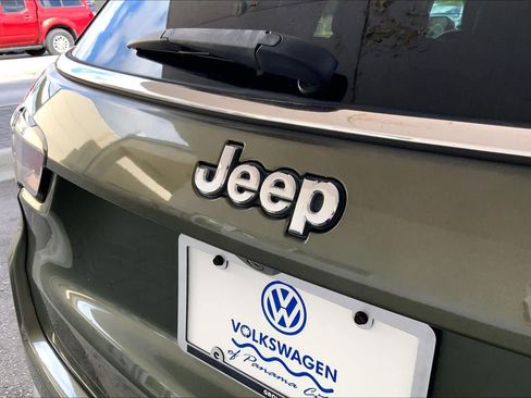 Used 2018 Jeep Compass Latitude w/ Popular Equipment Group FWD image 31