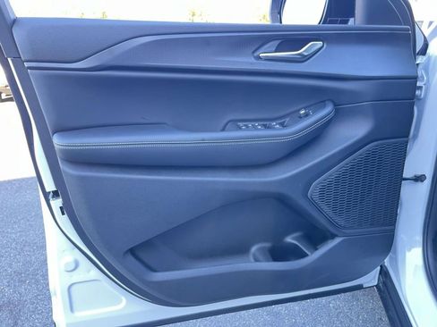 New 2025 Jeep Grand Cherokee Altitude image 11