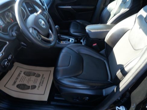 Used 2019 Jeep Cherokee Latitude Plus w/ Cold Weather Group image 10