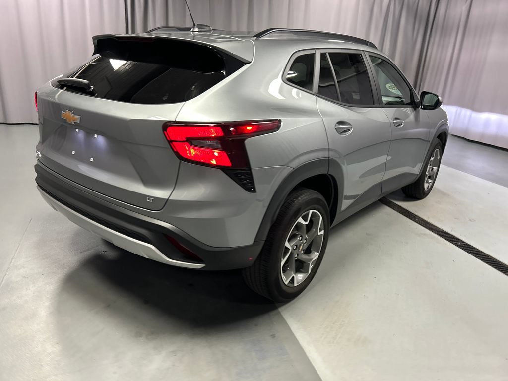 Used 2025 Chevrolet Trax LT FWD image 7