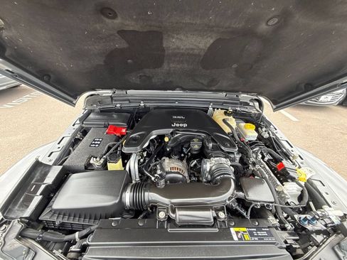 Used 2018 Jeep Wrangler Unlimited Sahara w/ Dual Top Group AWD/4WD image 10