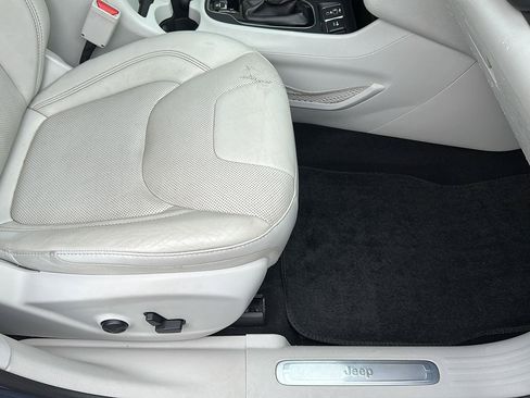 Used 2019 Jeep Cherokee Limited AWD/4WD image 10