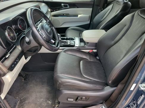 Used 2024 Kia Carnival EX FWD image 12