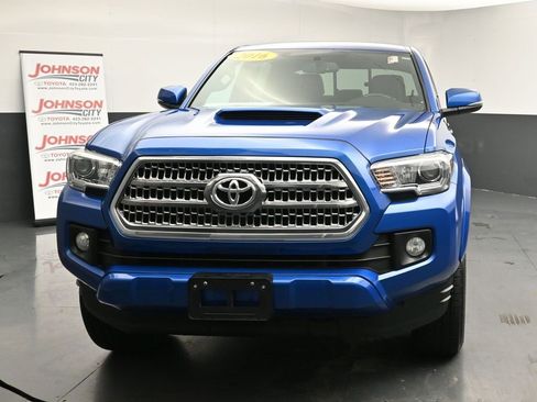 Used 2016 Toyota Tacoma TRD Sport w/ Towing Package image 3