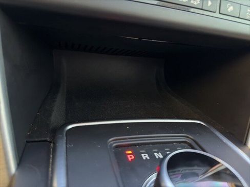 Used 2018 Land Rover Discovery Sport HSE image 30