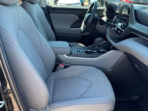 Used 2024 Toyota Highlander LE AWD/4WD image 28