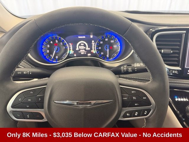 Used 2024 Chrysler Pacifica Touring-L FWD image 4