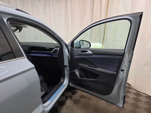 Used 2025 Volkswagen Taos SEL image 33