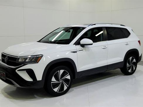 Used 2024 Volkswagen Taos SE AWD/4WD image 3