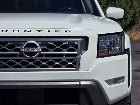 Used 2023 Nissan Frontier SV w/ SV Convenience Package RWD image 3