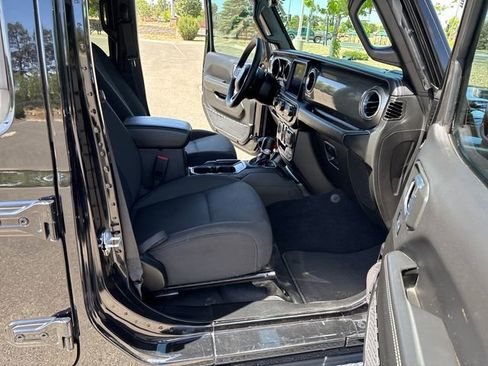 Used 2023 Jeep Wrangler Unlimited Sahara AWD/4WD image 19