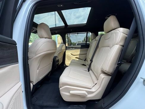 Used 2023 Jeep Grand Cherokee L Limited w/ Luxury Tech Group II AWD/4WD image 13