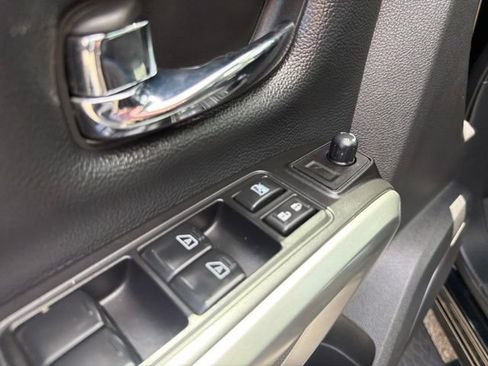 Used 2017 Nissan Titan SV AWD/4WD image 11