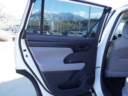 Certified 2023 Toyota Highlander LE image 20