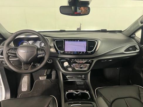 Certified 2023 Chrysler Pacifica Limited w/ Uconnect Theater Family Group FWD image 26