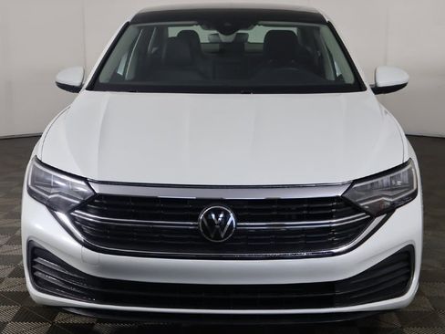 Used 2023 Volkswagen Jetta SE w/ Panoramic Sunroof Package image 9