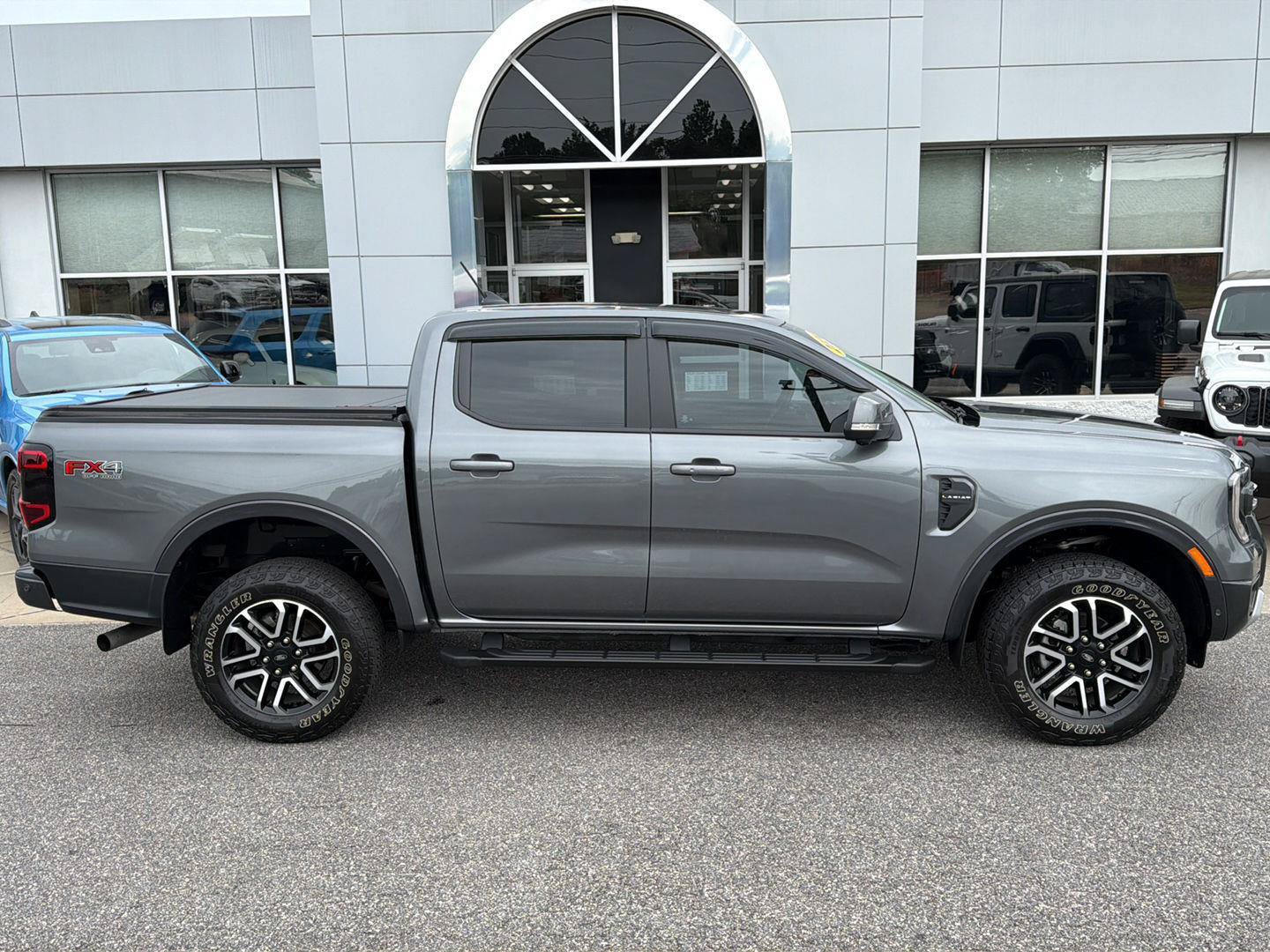 Used 2024 Ford Ranger Lariat w/ FX4 Off-Road Package AWD/4WD image 3
