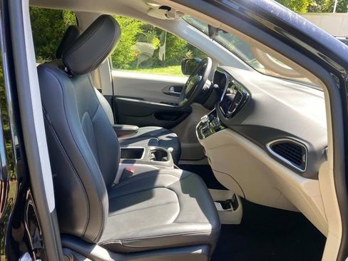 Used 2024 Chrysler Pacifica Touring-L FWD image 36