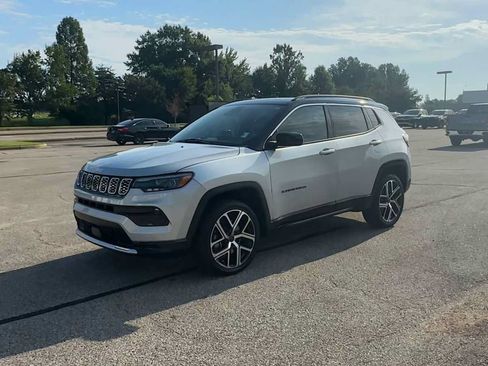 Used 2025 Jeep Compass Limited w/ Elite Group AWD/4WD image 4