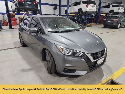 Used 2022 Nissan Versa SV image 2